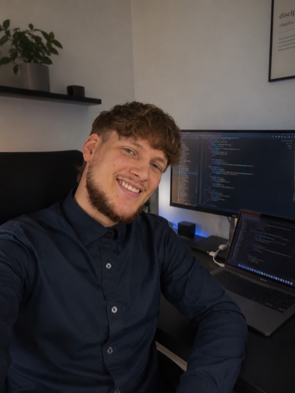 Sebastian Brandes an seinem Arbeitsplatz